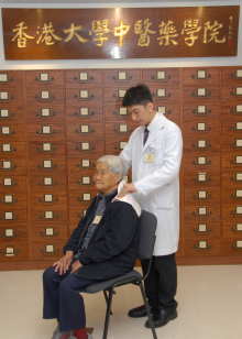 Ms Leung Ho, aged 86, benefits from the “Comfy Acupressure for the Elderly”, an easy-to-learn and safe-to-use acupressure protocol which provides a viable non-pharmacological treatment for frail elderly with chronic diseases. 
